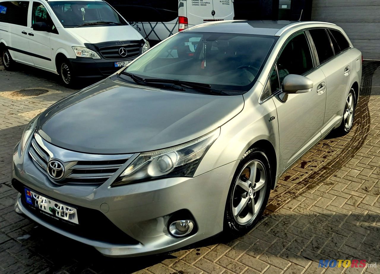 2013' Toyota Avensis photo #2