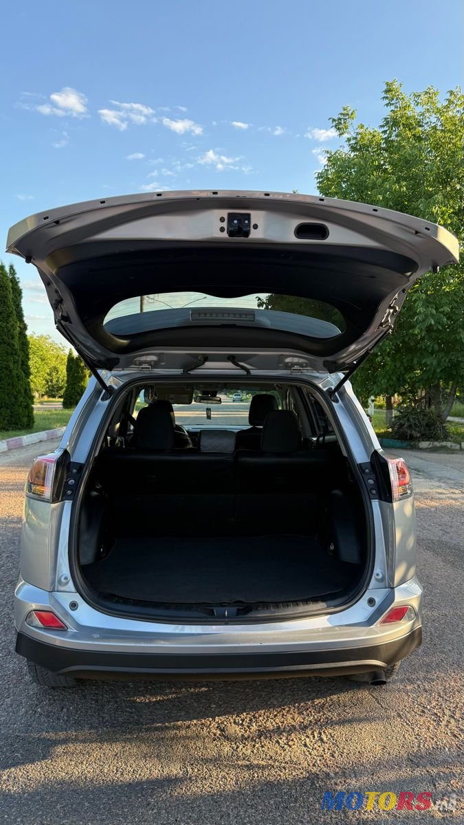 2018' Toyota RAV4 photo #5