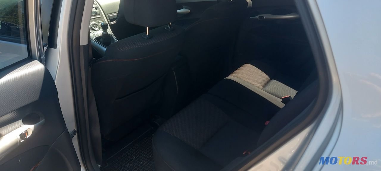 2011' Toyota Auris photo #6