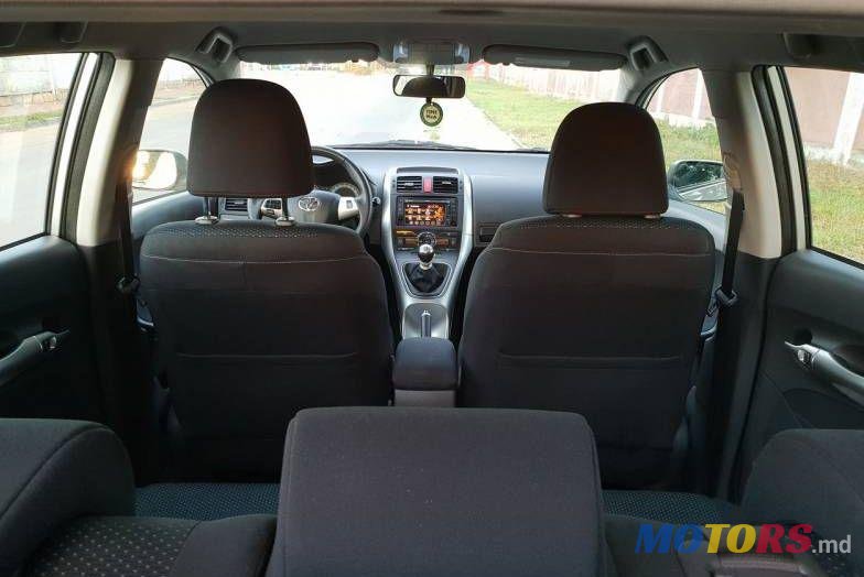 2011' Toyota Auris photo #3