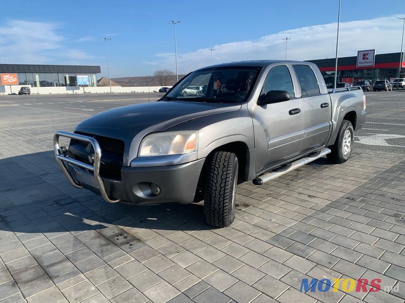 2006' Mitsubishi Raider photo #1