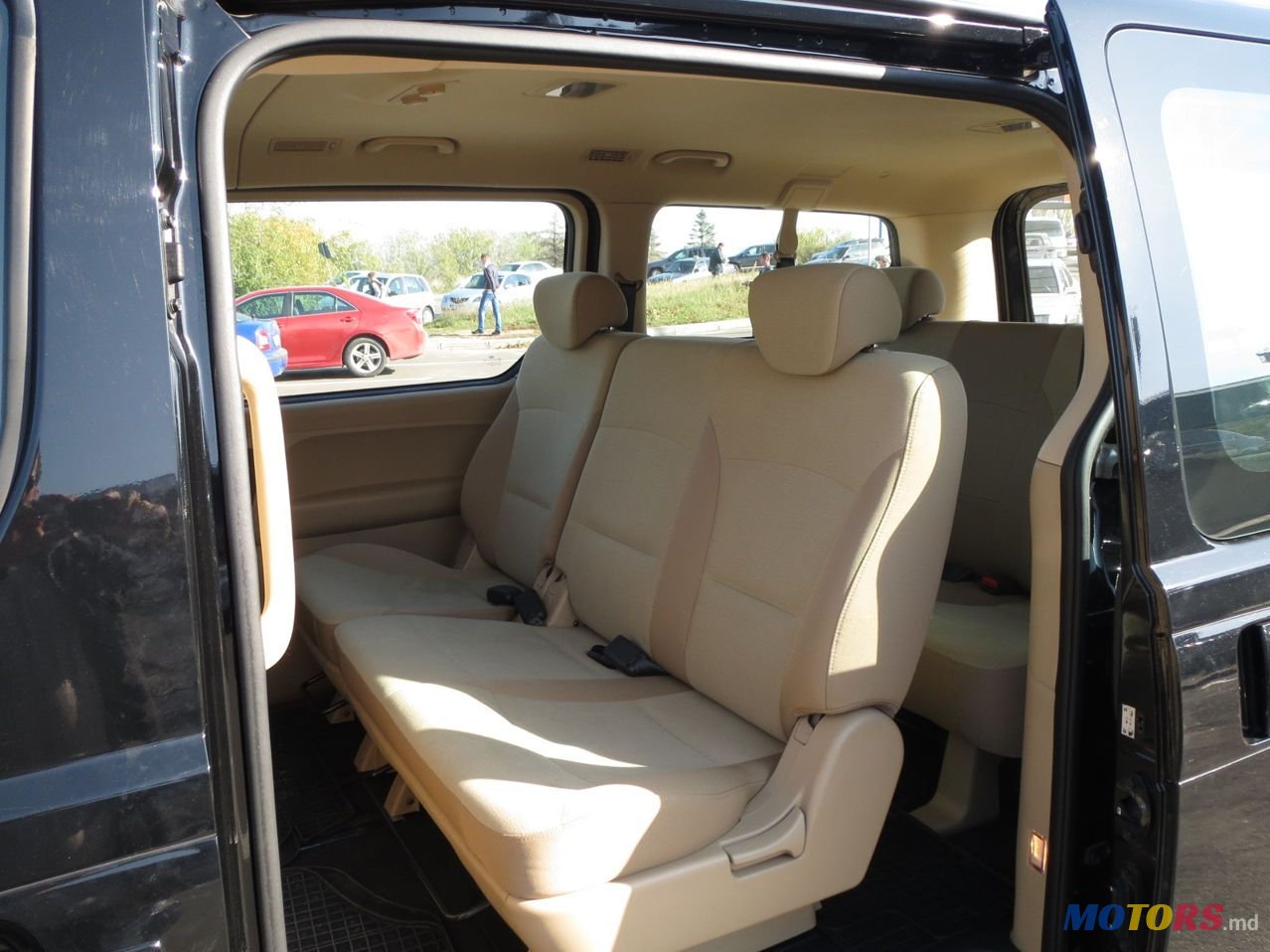 2009' Hyundai Grand Starex photo #2