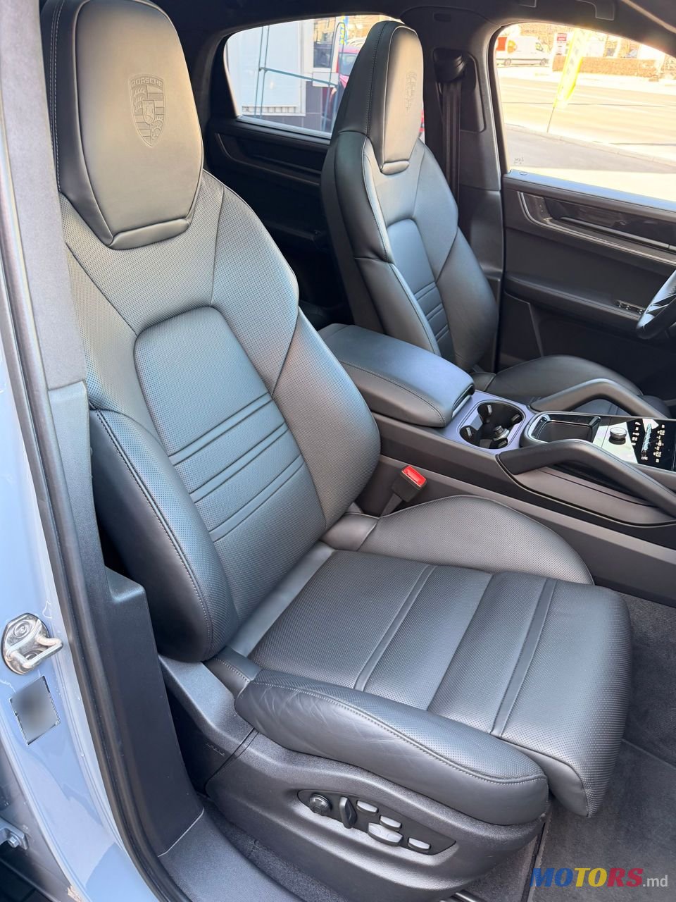2023' Porsche Cayenne Coupe photo #5