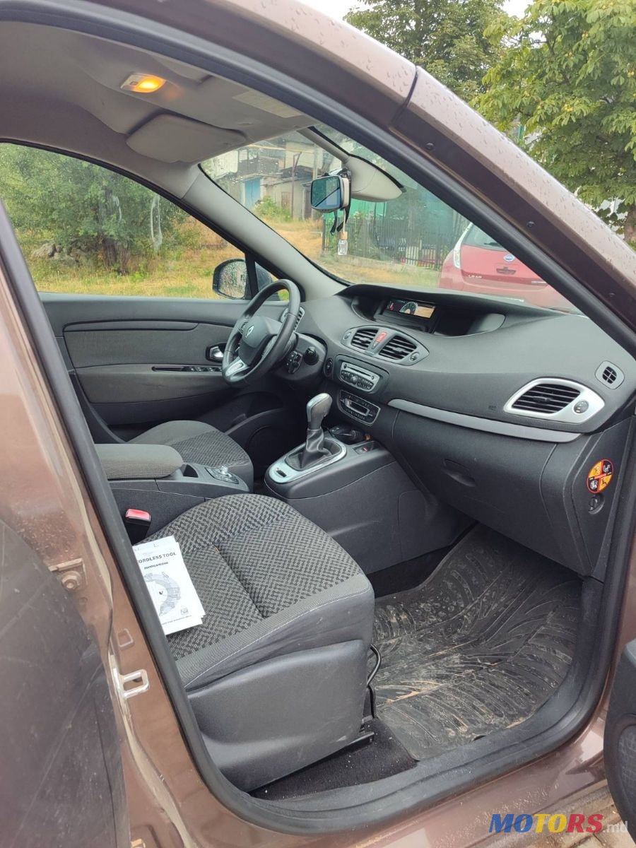 2011' Renault Scenic photo #6