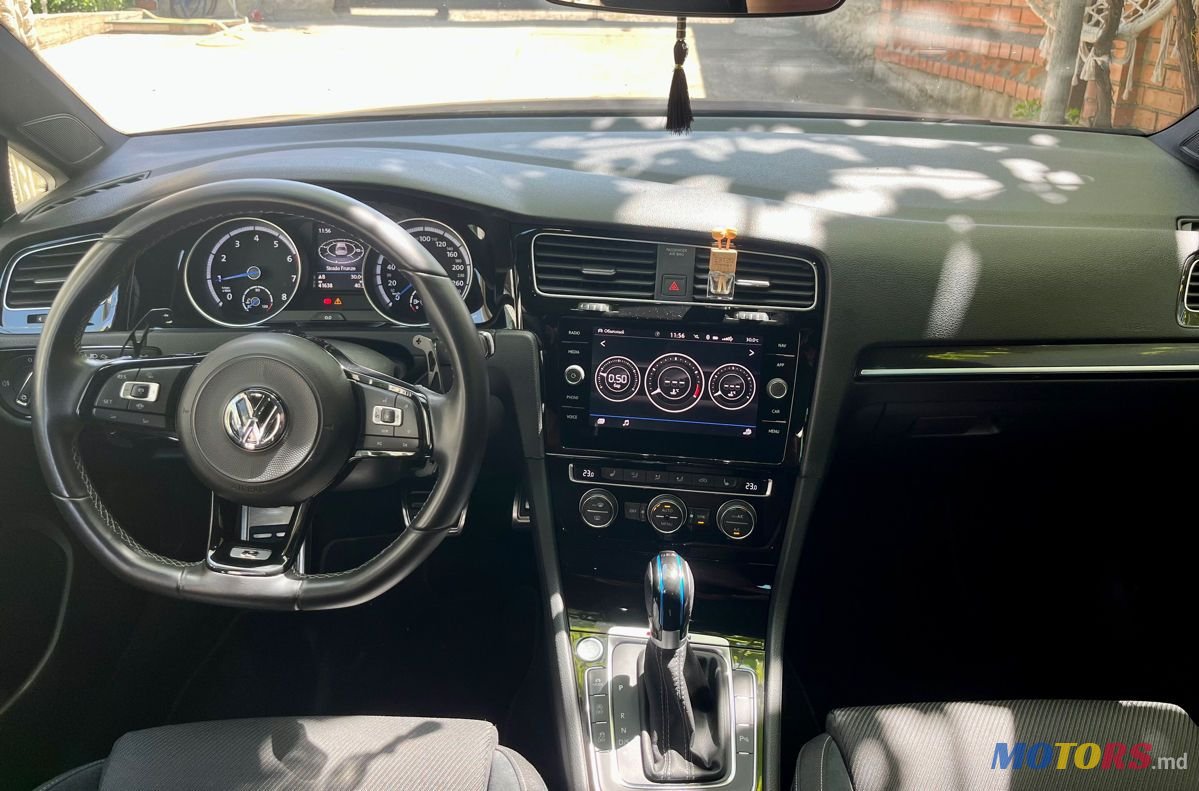 2019' Volkswagen Golf photo #6
