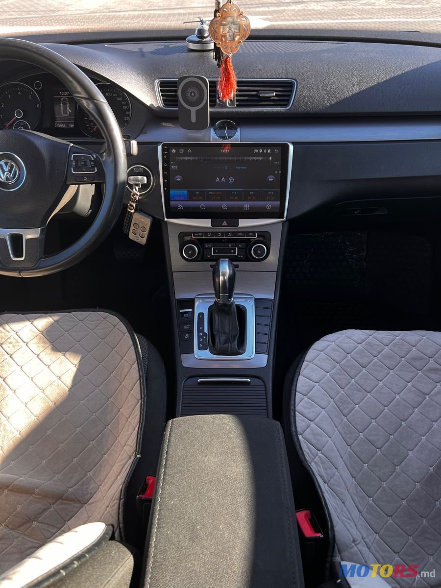 2011' Volkswagen Passat photo #2