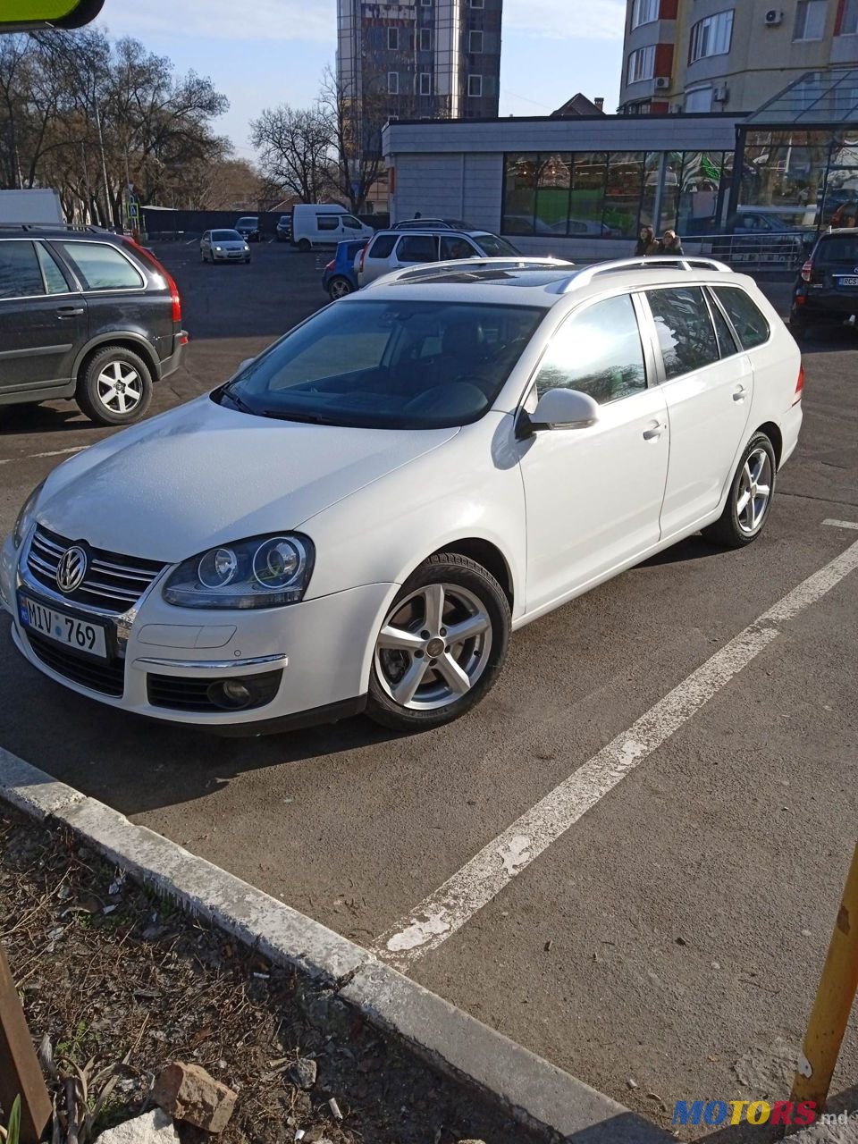 2009' Volkswagen Golf photo #2