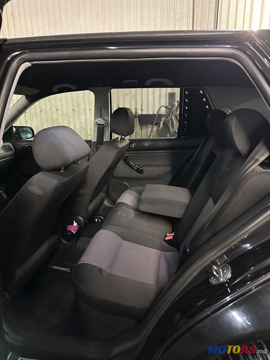 2002' Volkswagen Golf photo #5