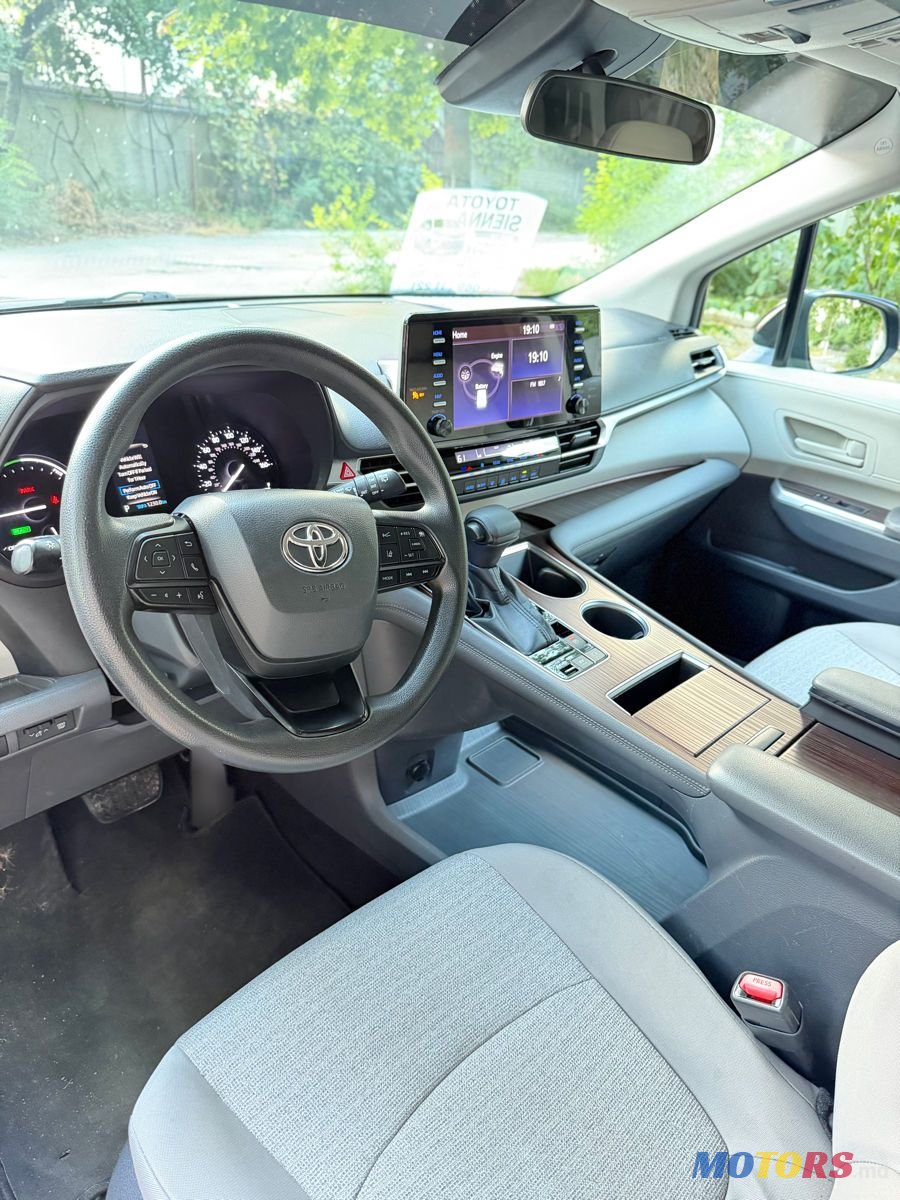 2022' Toyota Sienna photo #5