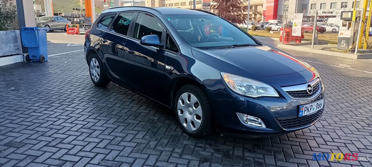 2011' Opel Astra photo #1