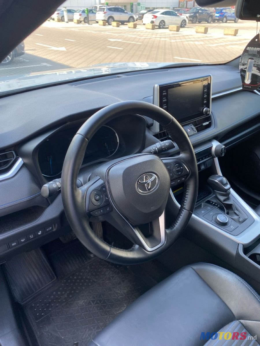 2019' Toyota RAV4 photo #6