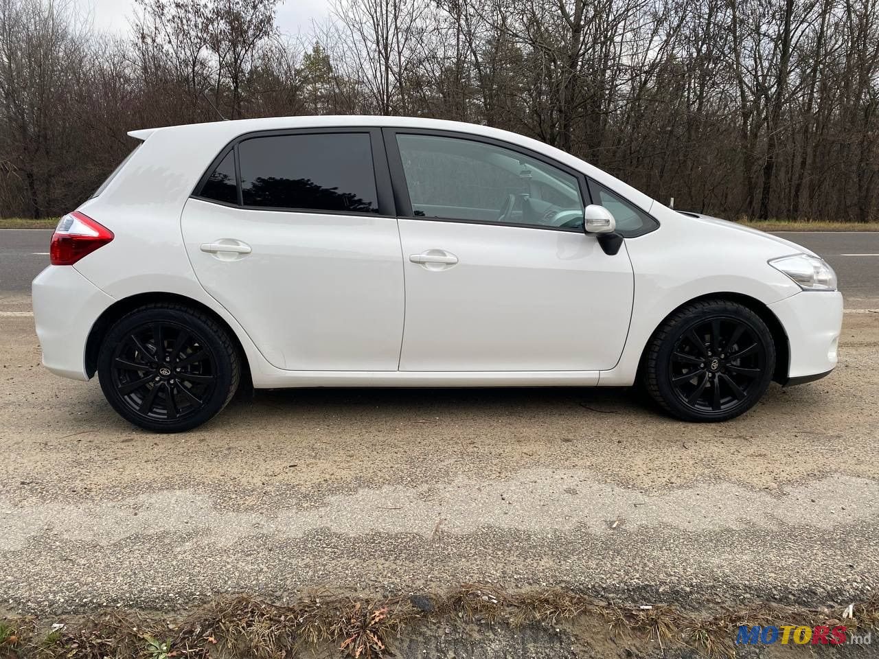 2011' Toyota Auris photo #5