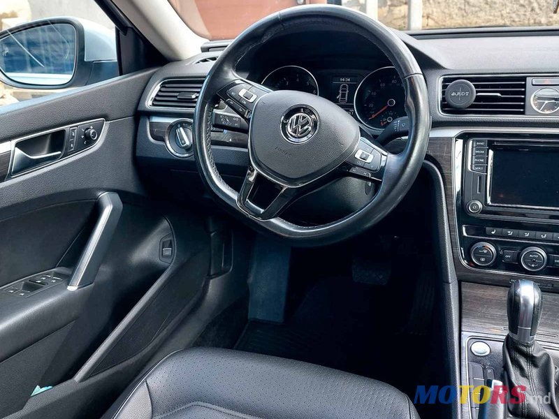 2017' Volkswagen Passat photo #5