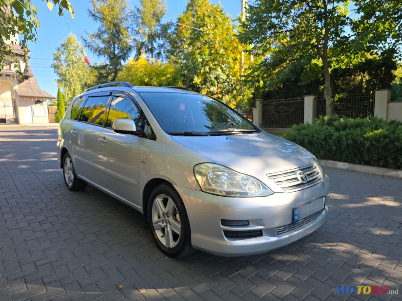 2004' Toyota Avensis Verso photo #3