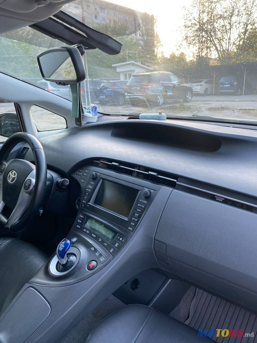 2011' Toyota Prius photo #3