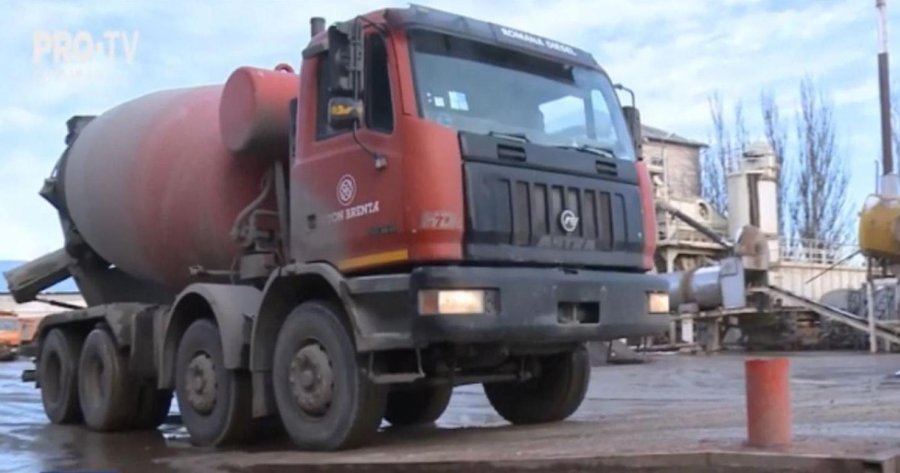 В Кишинёве водителя бетоновоза крупно оштрафовали за перегруз и пролитый на улице бетон