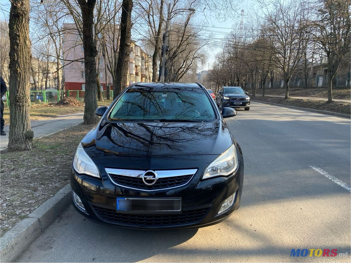 2011' Opel Astra photo #1