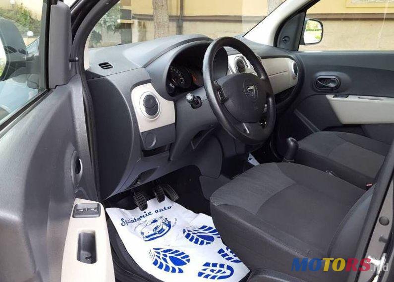 2013' Dacia Lodgy photo #1