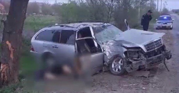 Чудовищный удар автомобиля Mercedes о дерево лишил жизни женщину под Тараклией
