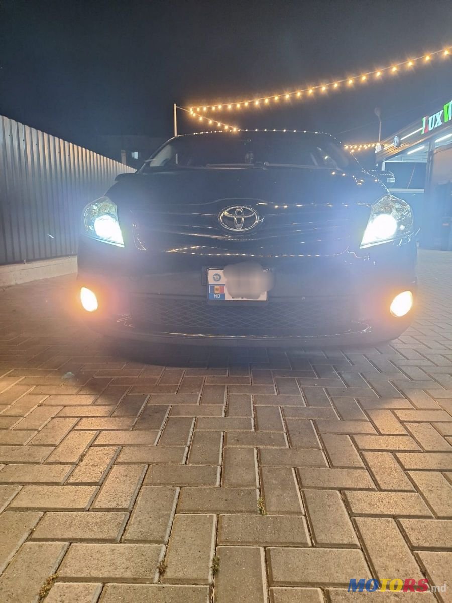 2012' Toyota Auris photo #1