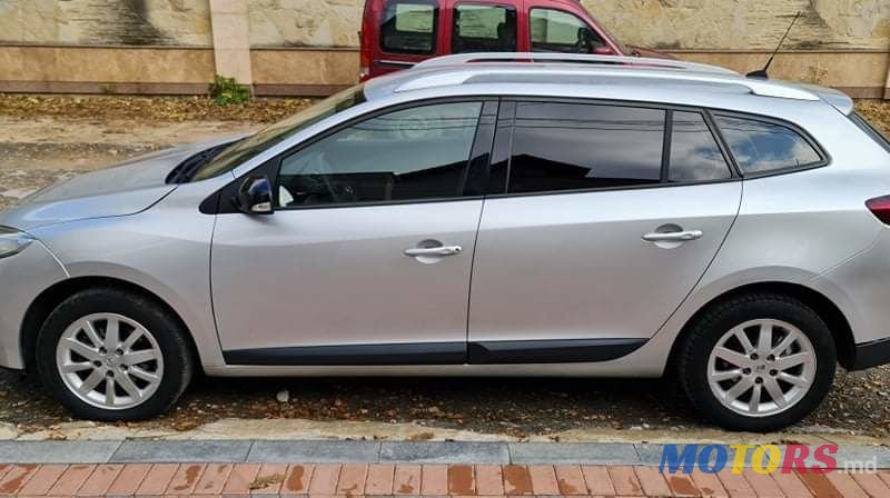 2011' Renault Megane photo #3