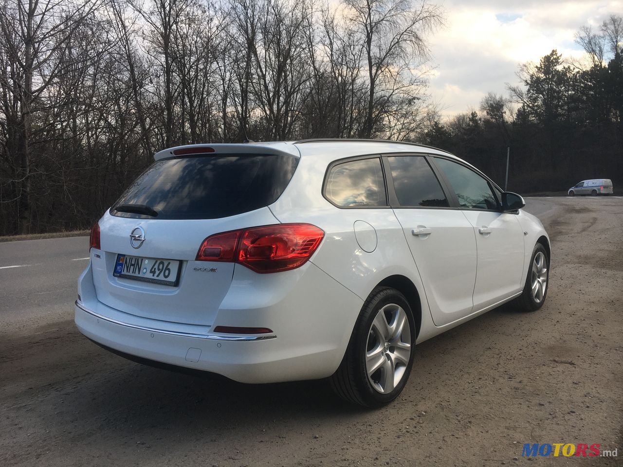 2012' Opel Astra photo #2