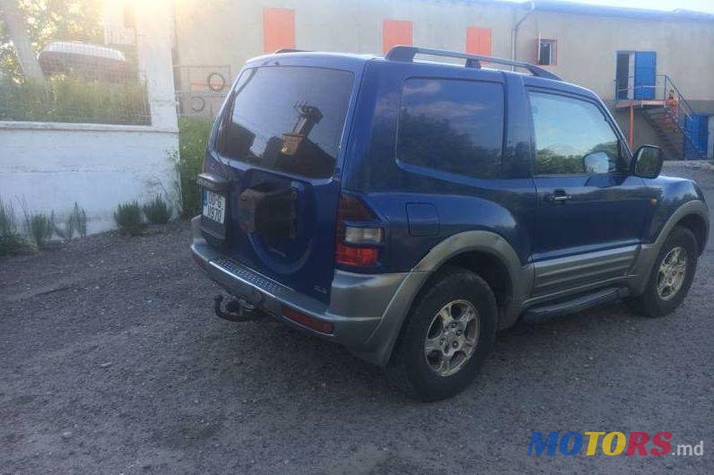 2001' Mitsubishi Pajero photo #1