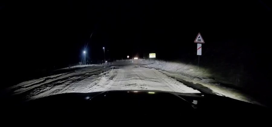 Un șofer a dat cu mașina pe timp de noapte în groapă și a fost amendat. Reacția comunității