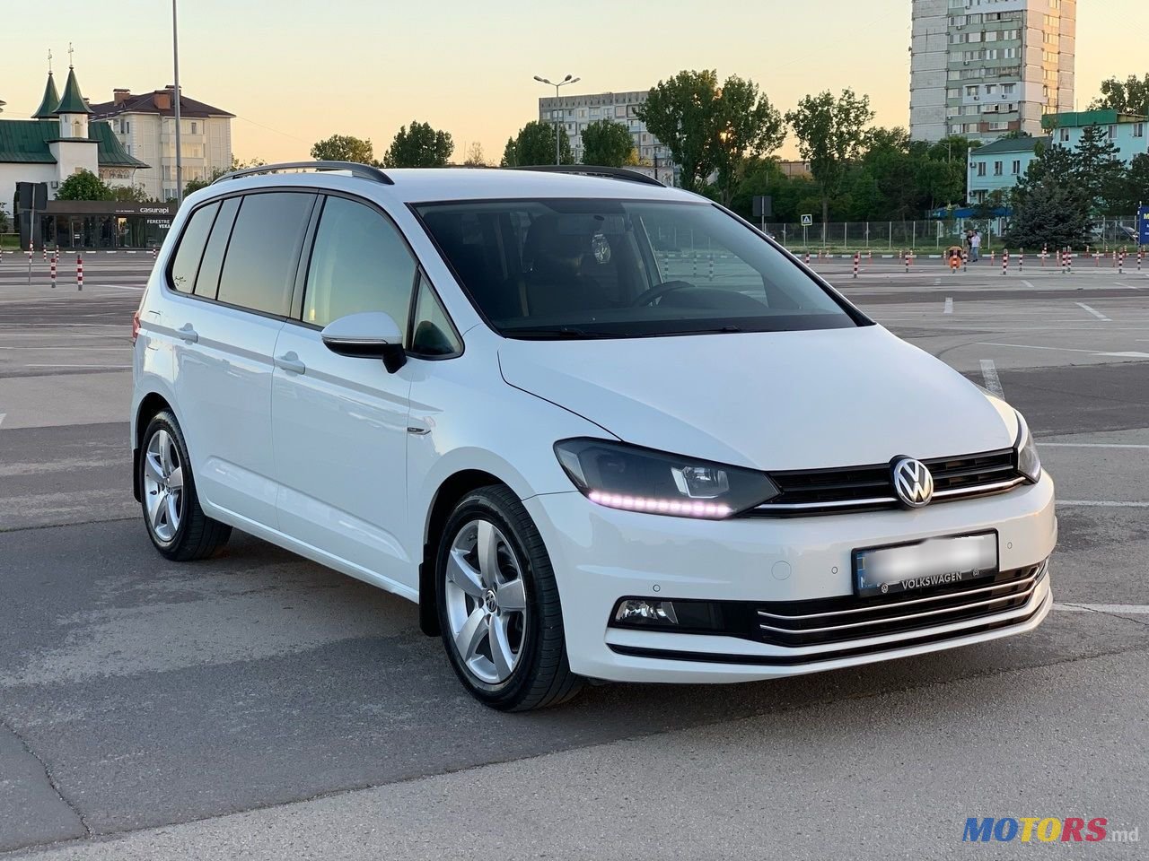 2018' Volkswagen Touran photo #2
