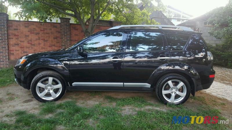 2008' Mitsubishi Outlander XL photo #1