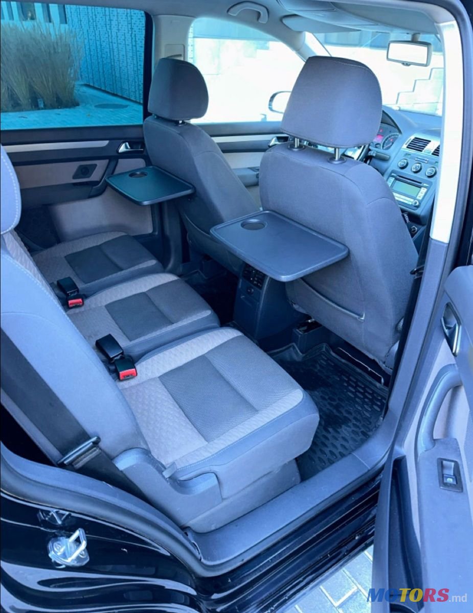 2008' Volkswagen Touran photo #5