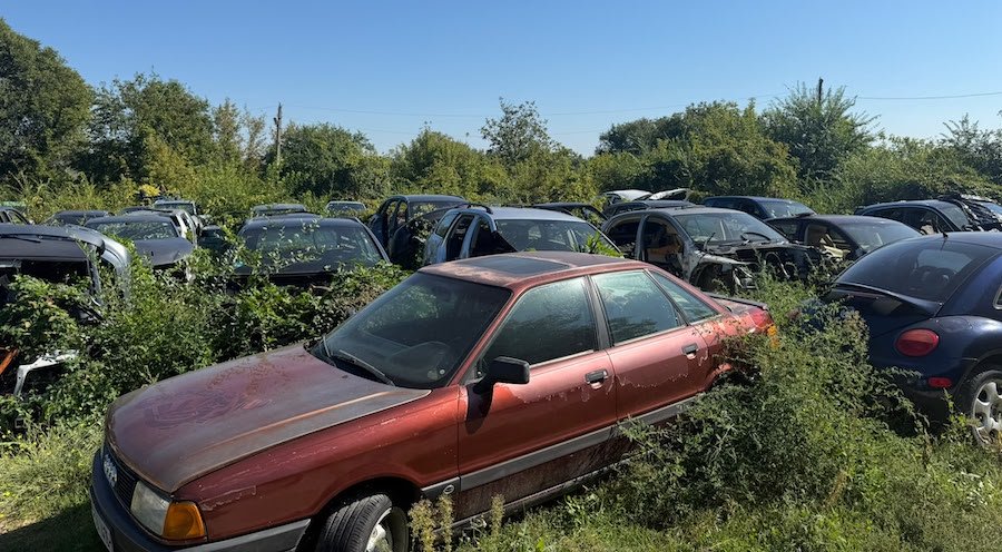 Vehicule dezmembrate și cu termenul de aflare în țară depășit, descoperite în cadrul unui control vamal