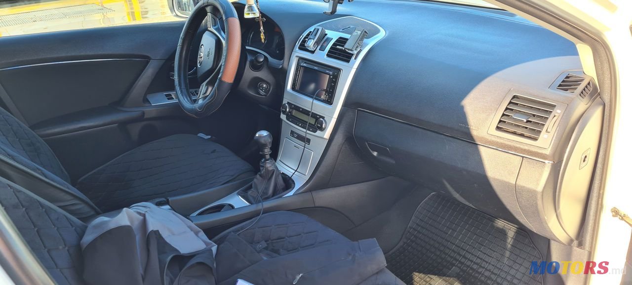 2011' Toyota Avensis photo #3