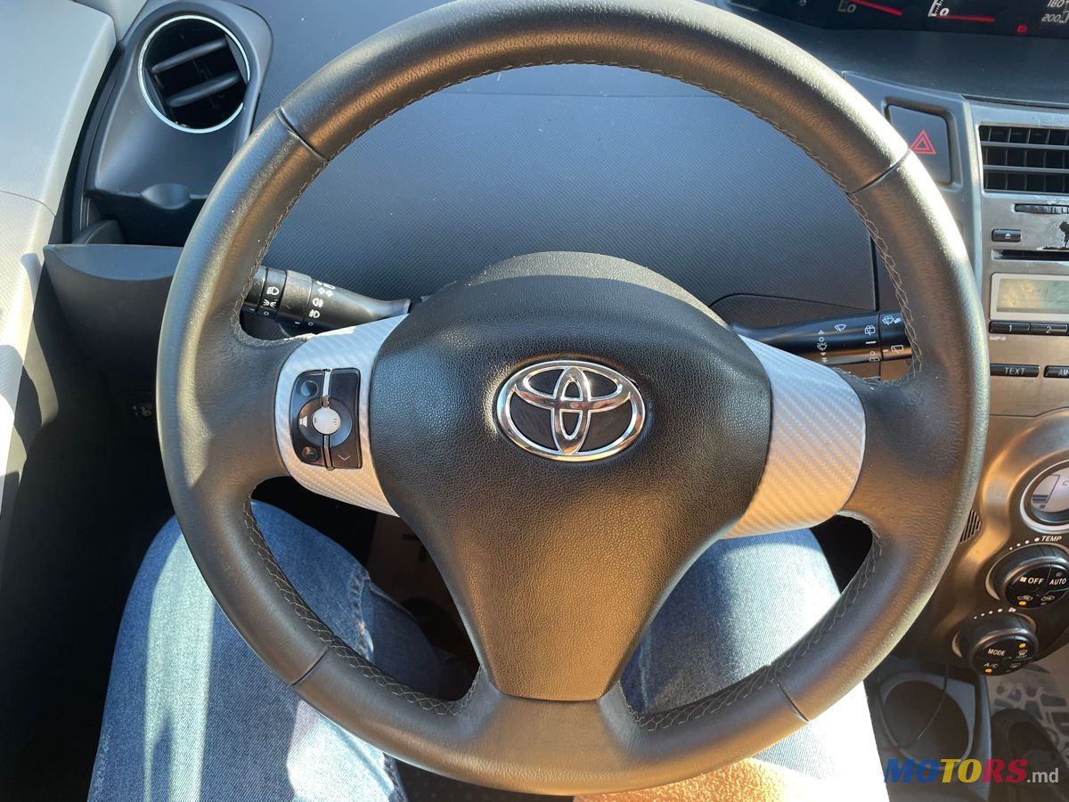 2010' Toyota Yaris photo #3