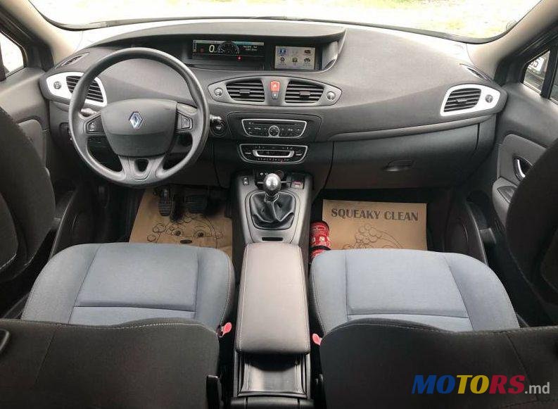 2010' Renault Grand Scenic photo #2
