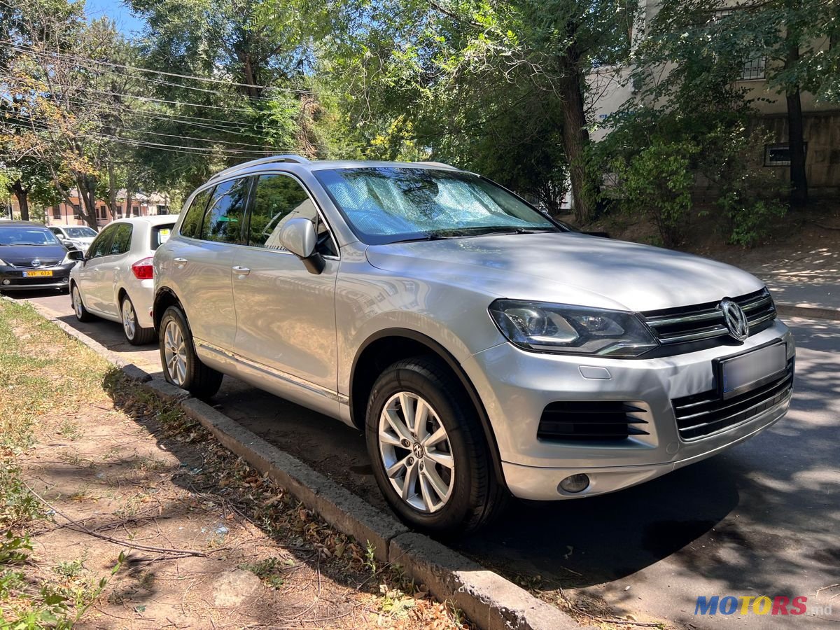 2010' Volkswagen Touareg photo #1