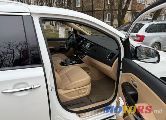 2019' Kia Carnival photo #6