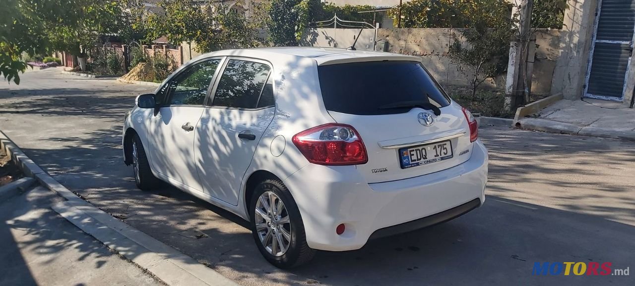 2011' Toyota Auris photo #5