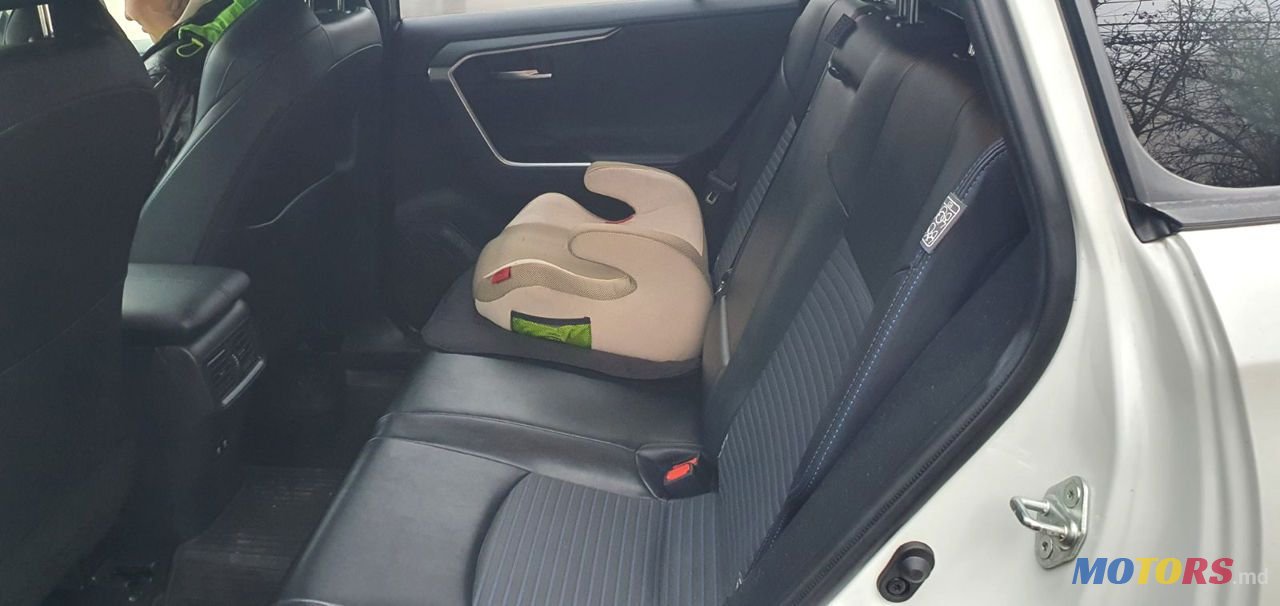 2019' Toyota RAV4 photo #5