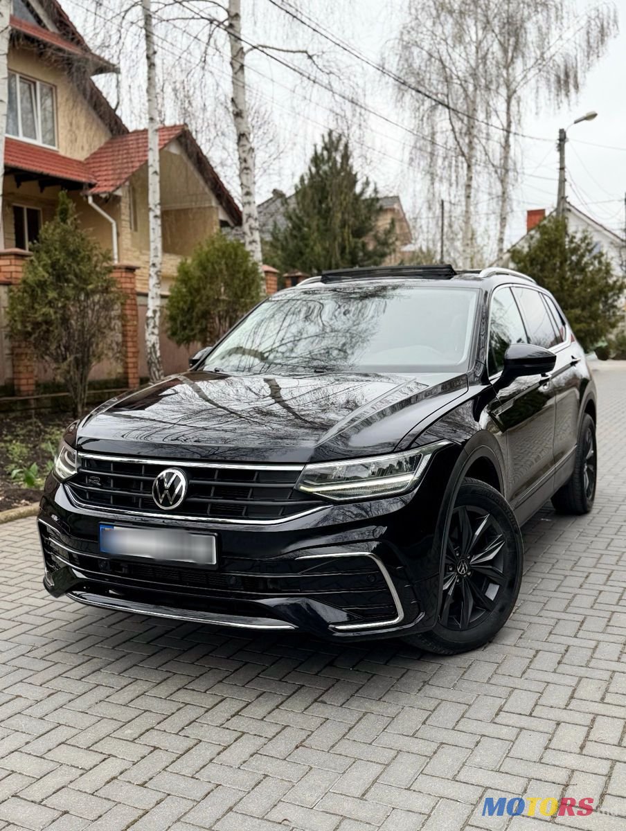 2022' Volkswagen Tiguan photo #3