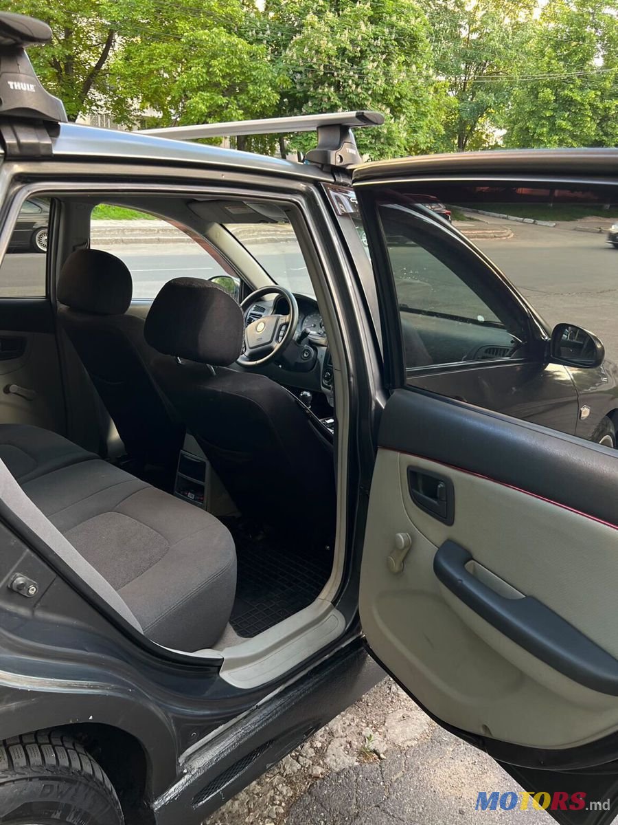 2005' Kia Cerato photo #2