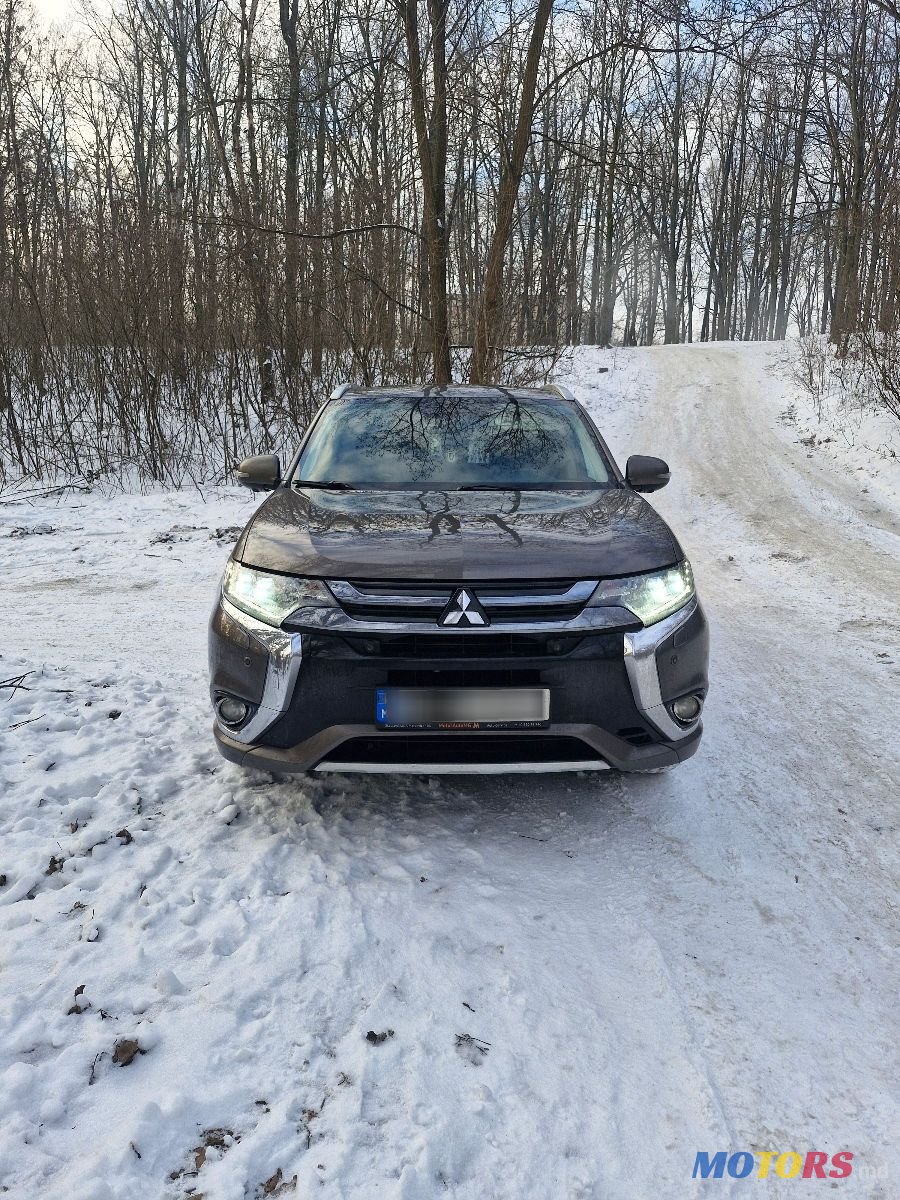 2015' Mitsubishi Outlander photo #2