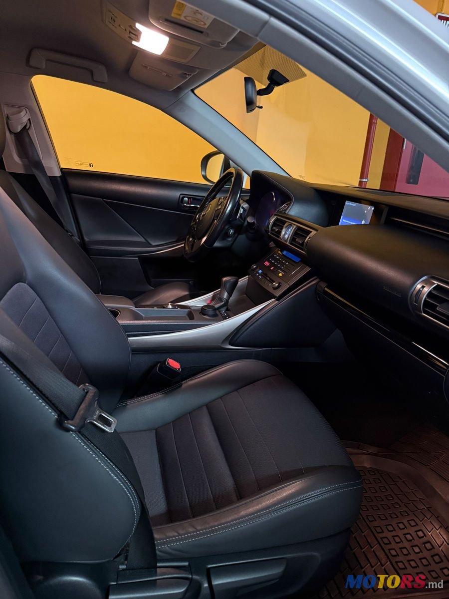 2016' Lexus Is Series photo #4