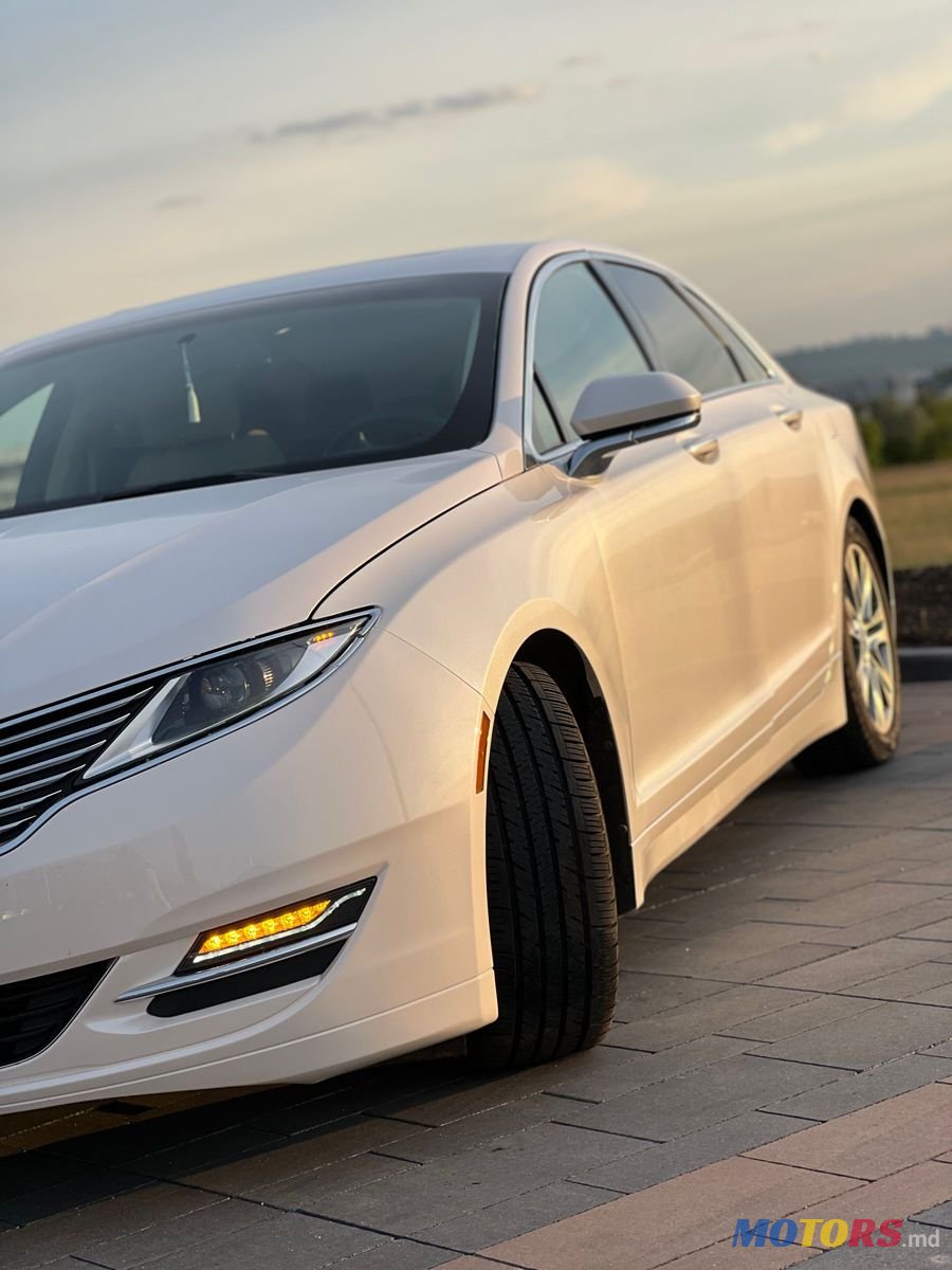 2013' Lincoln MKZ photo #5