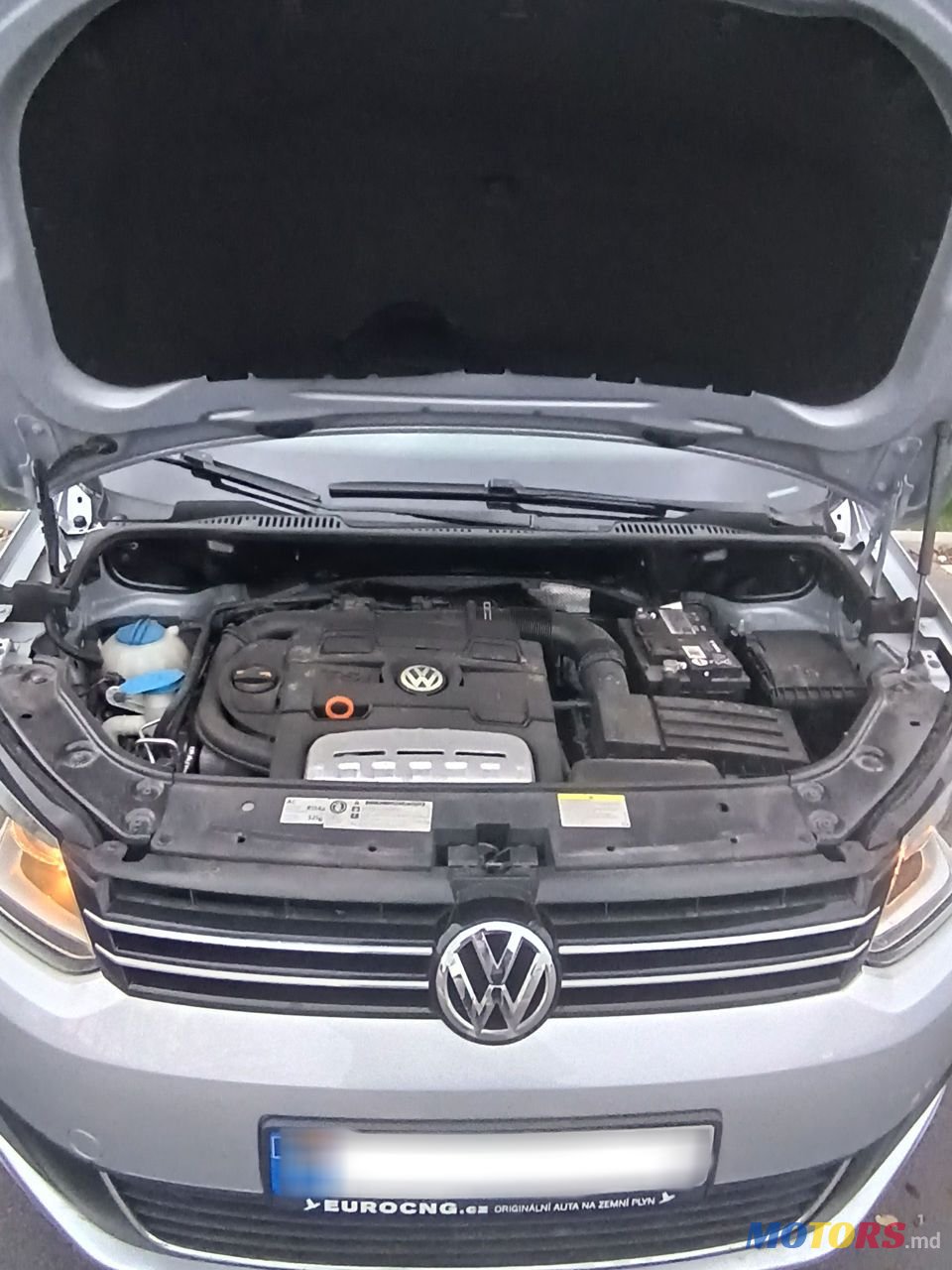 2012' Volkswagen Touran photo #3