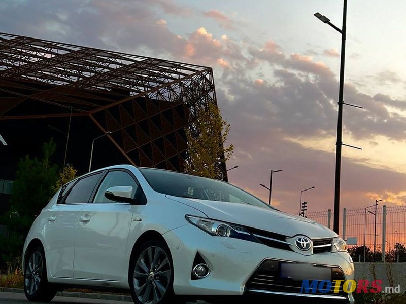 2012' Toyota Auris photo #2