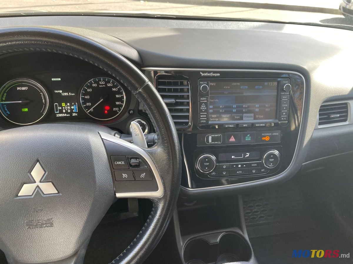 2014' Mitsubishi Outlander photo #5