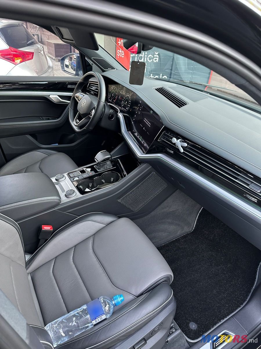 2022' Volkswagen Touareg photo #5