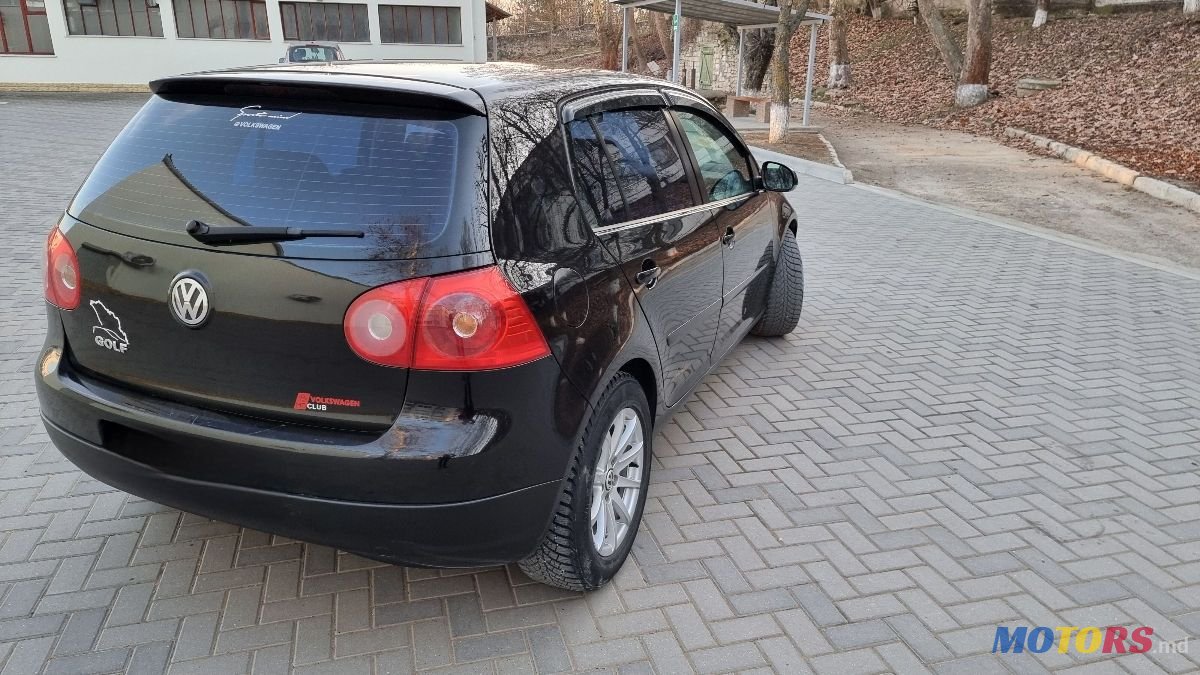 2004' Volkswagen Golf photo #2