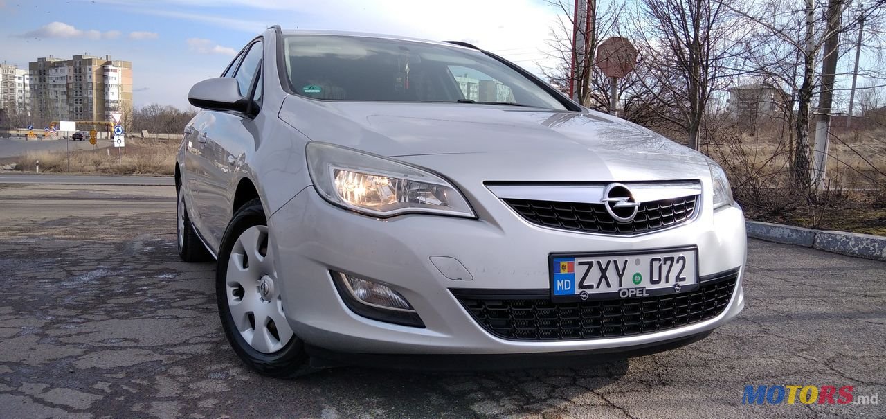 2012' Opel Astra photo #1